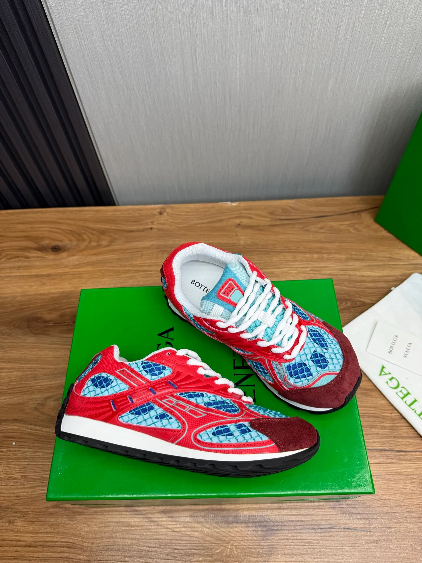 Men's men's shoes 💰620💰 BV top version 𝘽𝙊𝙏𝙏𝙀𝙂𝘼 𝙑𝙀𝙉𝙀𝙏𝘼 Orbit sneakers Wang Yibo same style couple style dad shoes 🩷💚 Runner sneakers, made of lightweight technical mesh fabric. Features a geometric patterned rubber outsole. Pay attention to the package craftsmanship ❕ High version shipping ❗️ Very nice, durable to play with and durable to make ✔️ Standard version 💯💯 The outsole is made of color-blocked TPU outsole. Women’s model 35-41 (40 41 customized) Men’s model 39-46 (45.46 customized) Equipped with original packaging